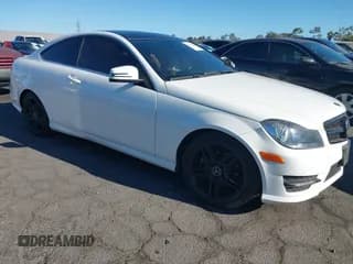 ✅ 2015 Mercedes-Benz C 250 • VIN: WDDGJ4HB8FG405408 • Lot: 43176512. Wystawiony na IAAI z przebiegiem 131 616 mil. Bezpłatny archiwum sprzedaży aukcyjnych z USA i szczegółowy raport historii pojazdu na DreamBid. Zdjęcie 1.