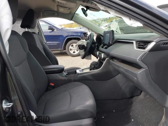 ✅ 2020 Toyota RAV4 XLE • VIN: JTMP1RFV5LJ028653 • Lot: 43477710. Listed on IAAI with 55,113 mi. Free auction sales archive from the USA and detailed vehicle history report at DreamBid. Image 5.