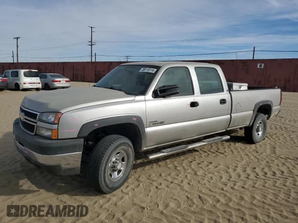 ✅ 2006 Chevrolet Silverado 2500HD Work Truck • VIN: 1GCHC23D46F266597 • Лот: 86115114. Опубликован ранее на Copart с пробегом 100 847 миль. Бесплатный доступ к архиву аукционных продаж из США и подробный отчёт об истории автомобиля на DreamBid. Изображение 1.