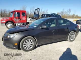 2014 Chevrolet Cruze LS z VIN 1G1PA5SG3E7486930, wystawiony jako Copart lot #90492155 z przebiegiem 96 457 mil mil oraz Szkoda całkowita • Salvage title. Historia ofert i sprzedaży dostępna na DreamBid. Obrazek 1.