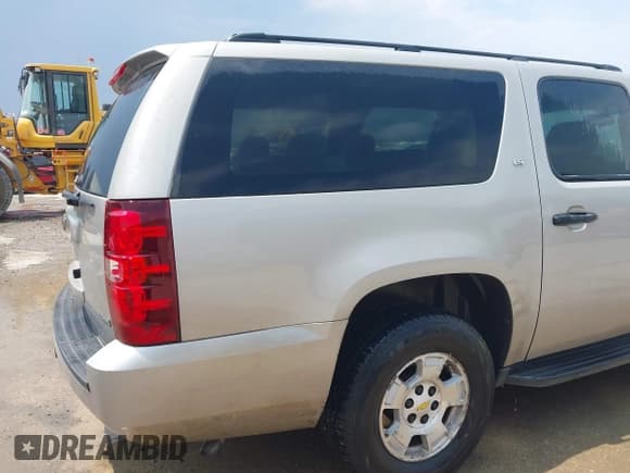 ✅ 2009 Chevrolet Suburban LS • VIN: 1GNFC16029R201204 • Lot: 42855407. Listed on IAAI with 220,289 mi. Free auction sales archive from the USA and detailed vehicle history report at DreamBid. Image 6.