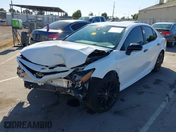 2022 Toyota Camry SE z VIN 4T1T11AK9NU076179, wystawiony jako IAAI lot #42781387 z przebiegiem 64 450 mil mil oraz . Historia ofert i sprzedaży dostępna na DreamBid. Obrazek 2.