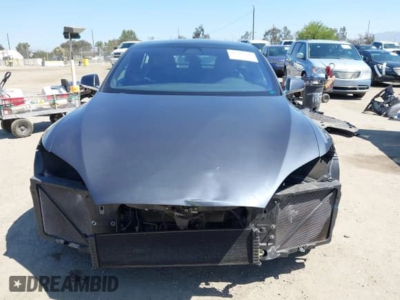 ✅ 2017 Tesla Model S 60 • VIN: 5YJSA1E15HF228506 • Lot: 42303842. Wystawiony na IAAI z przebiegiem 84 812 mil. Bezpłatny archiwum sprzedaży aukcyjnych z USA i szczegółowy raport historii pojazdu na DreamBid. Zdjęcie 13.