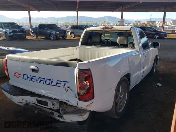 ✅ 2005 Chevrolet Silverado 1500 Work Truck • VIN: 1GCEC14X85Z102997 • Лот: 43867790. Опубликован ранее на IAAI с пробегом Не указан. Бесплатный доступ к архиву аукционных продаж из США и подробный отчёт об истории автомобиля на DreamBid. Изображение 6.