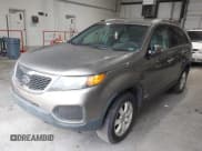 ✅ 2013 Kia Sorento LX • VIN: 5XYKTDA22DG368428 • Lot: 42957898. Wystawiony na IAAI z przebiegiem 183 540 mil. Bezpłatny archiwum sprzedaży aukcyjnych z USA i szczegółowy raport historii pojazdu na DreamBid. Zdjęcie 2.