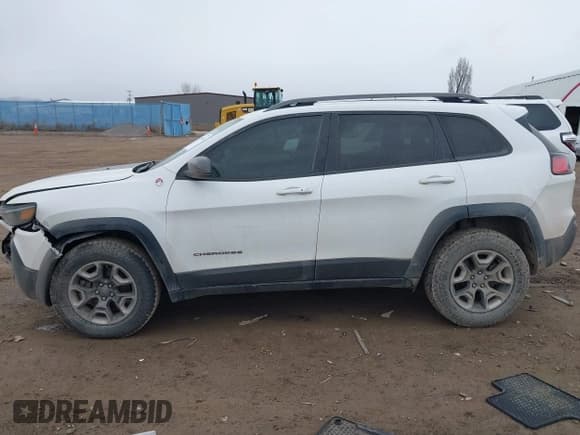✅ 2019 Jeep Cherokee Trailhawk Elite • VIN: 1C4PJMBX1KD476881 • Lot: 41922450. Listed on IAAI with 75,248 mi. Free auction sales archive from the USA and detailed vehicle history report at DreamBid. Image 13.