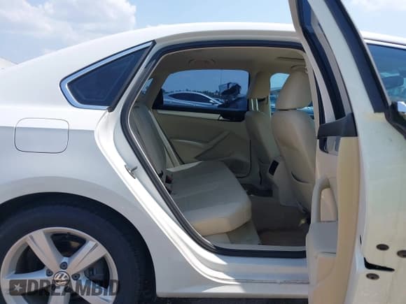 ✅ 2013 Volkswagen Passat SE • VIN: 1VWBN7A38DC132775 • Lot: 43208784. Listed on IAAI with 88,062 mi. Free auction sales archive from the USA and detailed vehicle history report at DreamBid. Image 8.