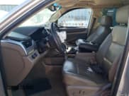 ✅ 2018 Chevrolet Suburban LT • VIN: 1GNSKHKC8JR390682 • Lot: 75278404. Wystawiony na Copart z przebiegiem Nie podano. Bezpłatny archiwum sprzedaży aukcyjnych z USA i szczegółowy raport historii pojazdu na DreamBid. Zdjęcie 7.