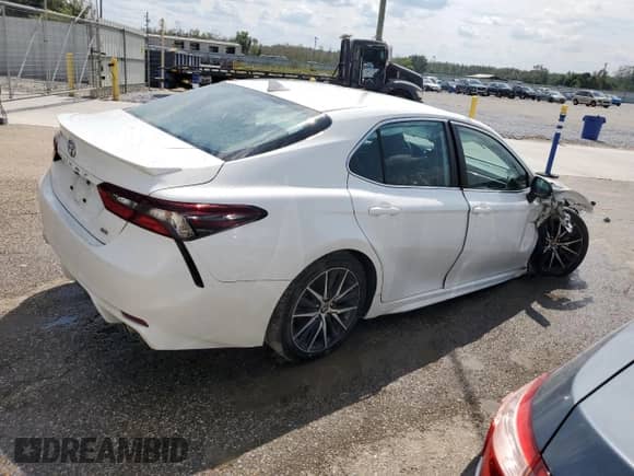 2022 Toyota Camry SE with VIN 4T1G11AK6NU664266, listed as a Copart auction lot 80163755 with 57,186 mi miles and Clean title. Bid and sale history available at DreamBid. Image 3.