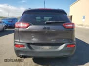 ✅ 2018 Jeep Cherokee Latitude Tech Connect • VIN: 1C4PJLCB9JD557283 • Lot: 90142015. Wystawiony na Copart z przebiegiem 57 891 mil. Bezpłatny archiwum sprzedaży aukcyjnych z USA i szczegółowy raport historii pojazdu na DreamBid. Zdjęcie 6.