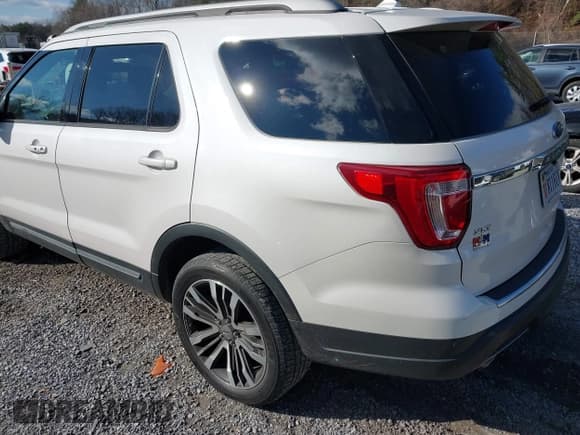 ✅ 2018 Ford Explorer XLT • VIN: 1FM5K8D85JGC12556 • Lot: 43737640. Wystawiony na IAAI z przebiegiem 162 338 mil. Bezpłatny archiwum sprzedaży aukcyjnych z USA i szczegółowy raport historii pojazdu na DreamBid. Zdjęcie 3.