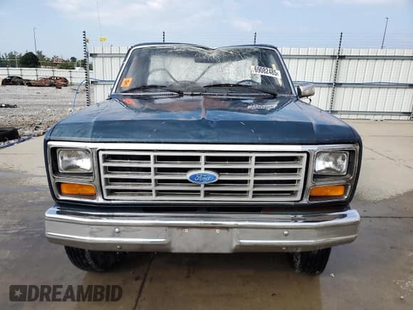 ✅ 1983 Ford F-250 • VIN: 1FTFF25F4DKA42392 • Lot: 69082485. Wystawiony na Copart z przebiegiem 51 814 mil. Bezpłatny archiwum sprzedaży aukcyjnych z USA i szczegółowy raport historii pojazdu na DreamBid. Zdjęcie 5.