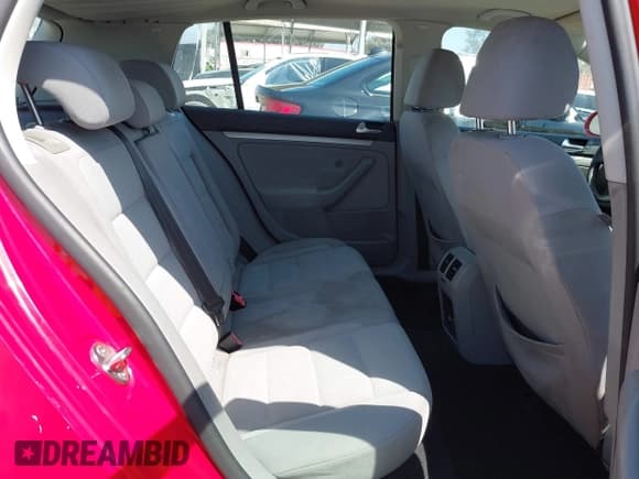 ✅ 2008 Volkswagen Rabbit S • VIN: WVWDB71K28W212346 • Lot: 43005715. Listed on IAAI with 274,038 mi. Free auction sales archive from the USA and detailed vehicle history report at DreamBid. Image 8.