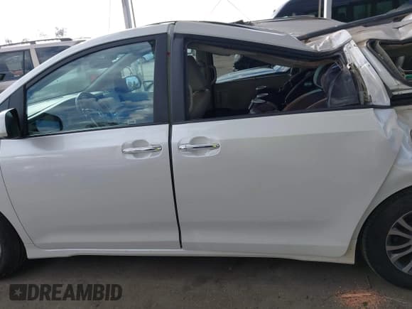 ✅ 2020 Toyota Sienna XLE Premium • VIN: 5TDYZ3DC0LS034200 • Lot: 43508276. Wystawiony na IAAI z przebiegiem 93 424 mil. Bezpłatny archiwum sprzedaży aukcyjnych z USA i szczegółowy raport historii pojazdu na DreamBid. Zdjęcie 14.
