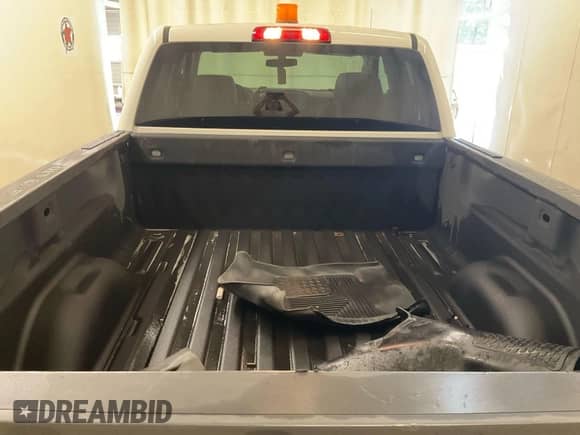 2019 Chevrolet Silverado 1500 Work Truck z VIN 2GCVKNECXK1203923, wystawiony jako IAAI lot #43070615 z przebiegiem 98 566 mil mil oraz . Historia ofert i sprzedaży dostępna na DreamBid. Obrazek 1.