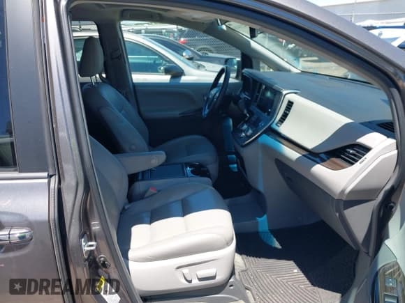 ✅ 2017 Toyota Sienna XLE Auto Access Seat • VIN: 5TDYZ3DC2HS771745 • Лот: 42314111. Опубликован ранее на IAAI с пробегом 81 236 миль. Бесплатный доступ к архиву аукционных продаж из США и подробный отчёт об истории автомобиля на DreamBid. Изображение 5.