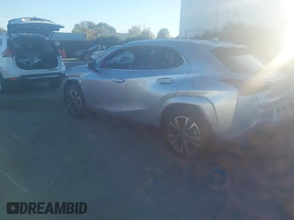 ✅ 2023 Lexus UX 250h Premium • VIN: JTHP6JBH7P2148102 • Lot: 43488041. Wystawiony na IAAI z przebiegiem 21 340 mil. Bezpłatny archiwum sprzedaży aukcyjnych z USA i szczegółowy raport historii pojazdu na DreamBid. Zdjęcie 3.