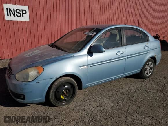 2007 Hyundai Accent GL z VIN KMHCN45C27U071062, wystawiony jako Copart lot #75334184 z przebiegiem 138 474 mil mil oraz Czysty tytuł • Clean title. Historia ofert i sprzedaży dostępna na DreamBid. Obrazek 1.