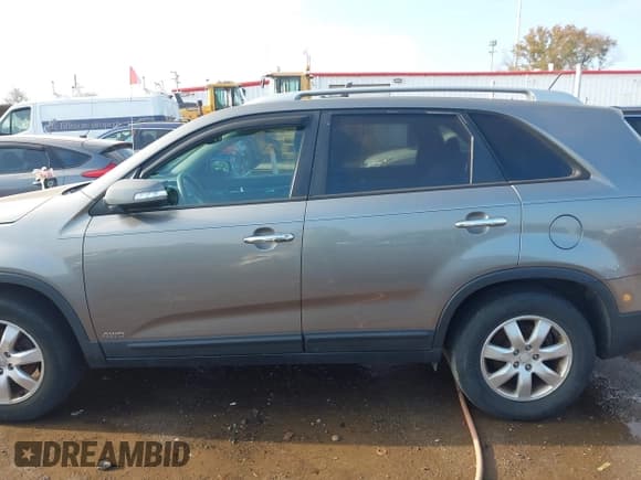 ✅ 2011 Kia Sorento LX • VIN: 5XYKTCA16BG143086 • Lot: 43696888. Listed on IAAI with 205,952 mi. Free auction sales archive from the USA and detailed vehicle history report at DreamBid. Image 14.