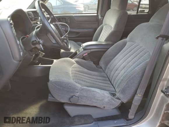 2002 Chevrolet Blazer LS z VIN 1GNDT13W42K241542, wystawiony jako Copart lot #77425714 z przebiegiem 171 055 mil mil oraz Szkoda całkowita • Salvage title. Historia ofert i sprzedaży dostępna na DreamBid. Obrazek 7.