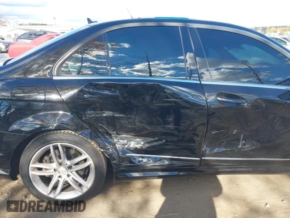 ✅ 2013 Mercedes-Benz C 300 Luxury • VIN: WDDGF8AB3DR293010 • Lot: 43534964. Wystawiony na IAAI z przebiegiem 71 040 mil. Bezpłatny archiwum sprzedaży aukcyjnych z USA i szczegółowy raport historii pojazdu na DreamBid. Zdjęcie 6.