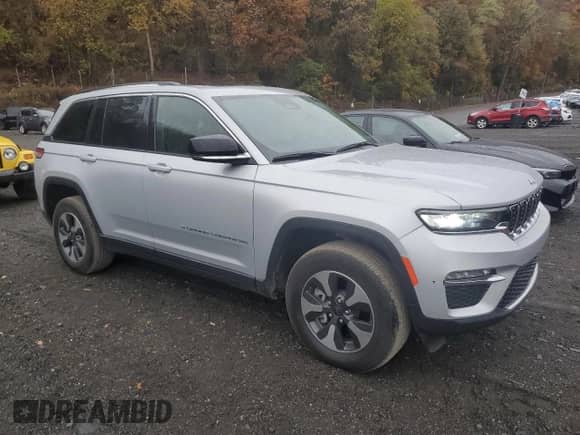 2023 Jeep Grand Cherokee with VIN 1C4RJYB67PC623581, listed as a Copart auction lot 90928685 with 43,689 mi miles and Clean title. Bid and sale history available at DreamBid. Image 4.