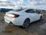 ✅ 2022 Hyundai Sonata Sport • VIN: 5NPEJ4J25NH136404 • Lot: 37618813. Wystawiony na Copart z przebiegiem 37 619 mil mil. Skorzystaj z bezpłatnego archiwum sprzedaży aukcyjnych z USA i zobacz szczegółowy raport historii pojazdu na DreamBid. Zdjęcie 3.