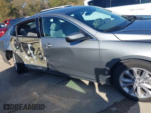 ✅ 2024 Chevrolet Malibu LT • VIN: 1G1ZD5ST9RF219249 • Lot: 43763929. Wystawiony na IAAI z przebiegiem 38 668 mil. Bezpłatny archiwum sprzedaży aukcyjnych z USA i szczegółowy raport historii pojazdu na DreamBid. Zdjęcie 13.