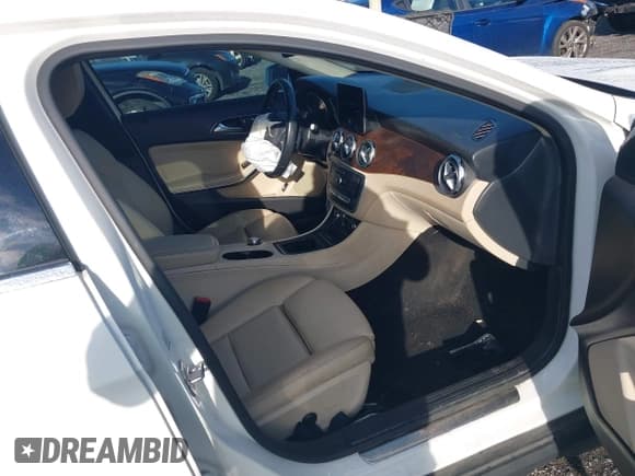 ✅ 2019 Mercedes-Benz GLA 250 • VIN: WDCTG4EB2KJ551287 • Лот: 43243524. Опубликован ранее на IAAI с пробегом 142 680 миль. Бесплатный доступ к архиву аукционных продаж из США и подробный отчёт об истории автомобиля на DreamBid. Изображение 5.