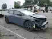 2024 Toyota Prius LE z VIN JTDACAAUXR3046059, wystawiony jako Copart lot #82167085 z przebiegiem 2 675 mil mil oraz Szkoda całkowita • Salvage title. Historia ofert i sprzedaży dostępna na DreamBid. Obrazek 4.