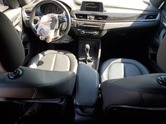 ✅ 2017 BMW X1 sDrive28i • VIN: WBXHU7C30H5H37953 • Lot: 70958995. Wystawiony na Copart z przebiegiem 126 943 mil. Bezpłatny archiwum sprzedaży aukcyjnych z USA i szczegółowy raport historii pojazdu na DreamBid. Zdjęcie 8.