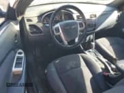 ✅ 2013 Chrysler 200 Touring • VIN: 1C3BCBEB3DN560100 • Lot: 87376905. Wystawiony na Copart z przebiegiem 198 945 mil. Bezpłatny archiwum sprzedaży aukcyjnych z USA i szczegółowy raport historii pojazdu na DreamBid. Zdjęcie 8.