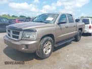 ✅ 2010 Dodge Dakota Bighorn/Lonestar • VIN: 1D7CW3GK3AS130838 • Lot: 42473115. Wystawiony na IAAI z przebiegiem 205 215 mil. Bezpłatny archiwum sprzedaży aukcyjnych z USA i szczegółowy raport historii pojazdu na DreamBid. Zdjęcie 2.