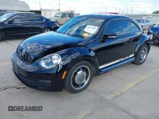 ✅ 2013 Volkswagen Beetle 2.5L • VIN: 3VWJX7AT3DM605065 • Lot: 43311907. Wystawiony na IAAI z przebiegiem 131 224 mil. Bezpłatny archiwum sprzedaży aukcyjnych z USA i szczegółowy raport historii pojazdu na DreamBid. Zdjęcie 2.