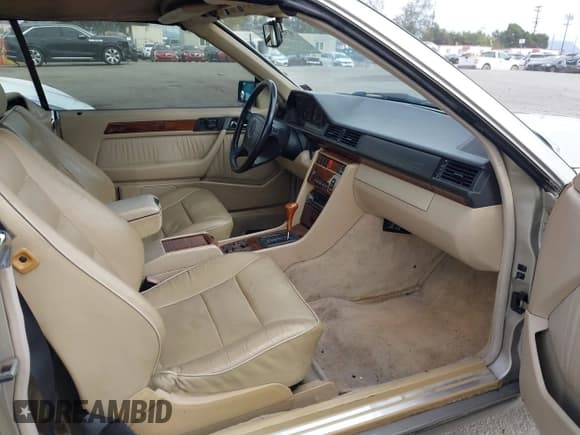 ✅ 1994 Mercedes-Benz E 320 • VIN: WDBEA66E8RC026364 • Lot: 43273322. Wystawiony na IAAI z przebiegiem 61 117 mil. Bezpłatny archiwum sprzedaży aukcyjnych z USA i szczegółowy raport historii pojazdu na DreamBid. Zdjęcie 5.