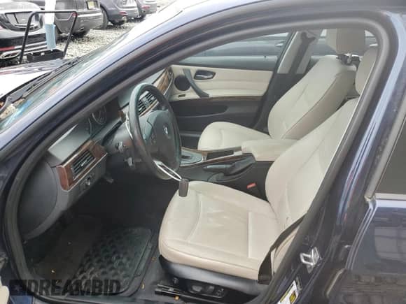 2011 BMW 3 Series 328i xDrive z VIN WBAPK7C58BF196694, wystawiony jako Copart lot #90617205 z przebiegiem Nie podano mil oraz Czysty tytuł • Clean title. Historia ofert i sprzedaży dostępna na DreamBid. Obrazek 7.