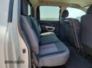 ✅ 2022 Nissan Titan S • VIN: 1N6AA1EC1NN107530 • Lot: 64190975. Wystawiony na Copart z przebiegiem 44 873 mil. Bezpłatny archiwum sprzedaży aukcyjnych z USA i szczegółowy raport historii pojazdu na DreamBid. Zdjęcie 10.