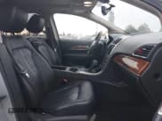 ✅ 2013 Lincoln MKX • VIN: 2LMDJ6JK4DBL05846 • Lot: 43737958. Wystawiony na IAAI z przebiegiem 179 466 mil. Bezpłatny archiwum sprzedaży aukcyjnych z USA i szczegółowy raport historii pojazdu na DreamBid. Zdjęcie 5.