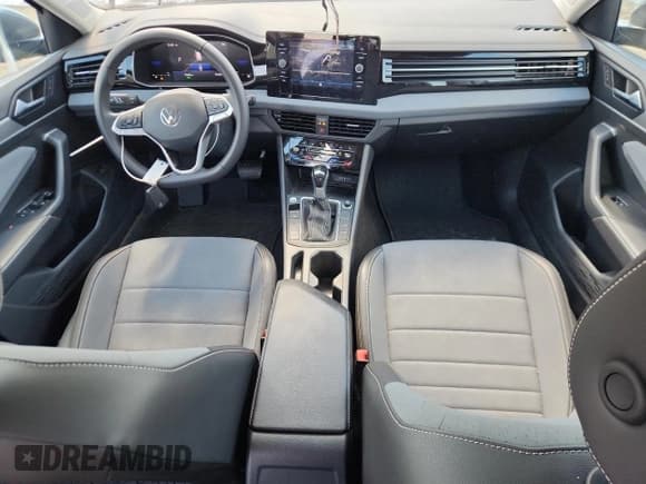 ✅ 2025 Volkswagen Jetta SE • VIN: 3VW7X7BU4SM041201 • Лот: 71414785. Опубликован ранее на Copart с пробегом 12 534 миль. Бесплатный доступ к архиву аукционных продаж из США и подробный отчёт об истории автомобиля на DreamBid. Изображение 8.