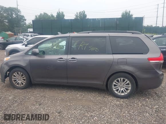 ✅ 2012 Toyota Sienna XLE AAS • VIN: 5TDYK3DC5CS263881 • Lot: 42930113. Listed on IAAI with Not provided. Free auction sales archive from the USA and detailed vehicle history report at DreamBid. Image 13.