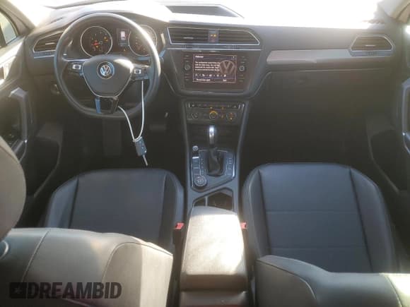 ✅ 2020 Volkswagen Tiguan SE • VIN: 3VV2B7AX6LM077904 • Lot: 92167605. Wystawiony na Copart z przebiegiem 152 947 mil. Bezpłatny archiwum sprzedaży aukcyjnych z USA i szczegółowy raport historii pojazdu na DreamBid. Zdjęcie 8.