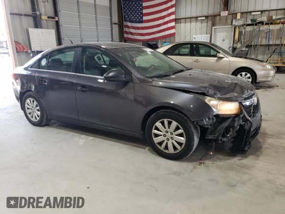 2011 Chevrolet Cruze LS z VIN 1G1PC5SH2B7185726, wystawiony jako Copart lot #71673065 z przebiegiem 229 657 mil mil oraz Szkoda całkowita • Salvage title. Historia ofert i sprzedaży dostępna na DreamBid. Obrazek 4.