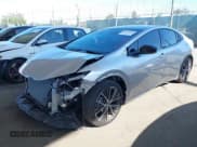 ✅ 2024 Toyota Prius LE • VIN: JTDACAAU0R3034244 • Lot: 42312682. Wystawiony na IAAI z przebiegiem 4 102 mil. Bezpłatny archiwum sprzedaży aukcyjnych z USA i szczegółowy raport historii pojazdu na DreamBid. Zdjęcie 2.