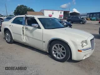 ✅ 2005 Chrysler 300 C • VIN: 2C3AA63H35H632102 • Lot: 42702035. Wystawiony na IAAI z przebiegiem 172 035 mil. Bezpłatny archiwum sprzedaży aukcyjnych z USA i szczegółowy raport historii pojazdu na DreamBid. Zdjęcie 1.