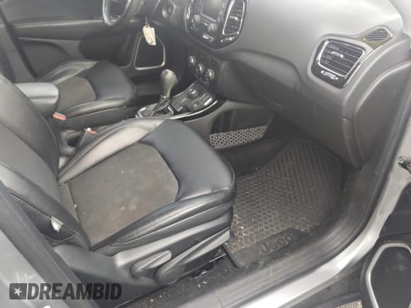 ✅ 2018 Jeep Compass Latitude • VIN: 3C4NJDBB0JT393916 • Lot: 42265282. Listed on IAAI with 44,811 mi. Free auction sales archive from the USA and detailed vehicle history report at DreamBid. Image 5.