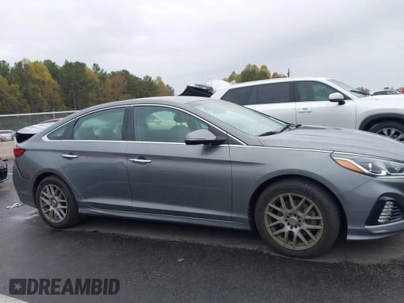 ✅ 2019 Hyundai Sonata Sport • VIN: 5NPE34AFXKH747683 • Lot: 43536964. Listed on IAAI with 171,675 mi. Free auction sales archive from the USA and detailed vehicle history report at DreamBid. Image 13.