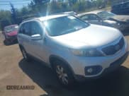 ✅ 2012 Kia Sorento LX • VIN: 5XYKTCA6XCG279072 • Lot: 43127195. Wystawiony na IAAI z przebiegiem 141 752 mil. Bezpłatny archiwum sprzedaży aukcyjnych z USA i szczegółowy raport historii pojazdu na DreamBid. Zdjęcie 1.