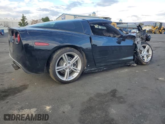 ✅ 2008 Chevrolet Corvette • VIN: 1G1YY26W085120844 • Lot: 85431835. Wystawiony na Copart z przebiegiem Nie podano. Bezpłatny archiwum sprzedaży aukcyjnych z USA i szczegółowy raport historii pojazdu na DreamBid. Zdjęcie 3.