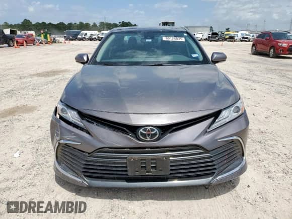 2022 Toyota Camry XLE z VIN 4T1F11AK6NU065671, wystawiony jako Copart lot #60124035 z przebiegiem 87 295 mil mil oraz Szkoda całkowita • Salvage title. Historia ofert i sprzedaży dostępna na DreamBid. Obrazek 5.