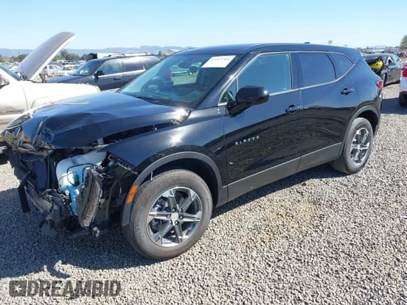✅ 2025 Chevrolet Blazer LT • VIN: 3GNKBCR42SS128429 • Lot: 43315384. Listed on IAAI with 32,015 mi. Free auction sales archive from the USA and detailed vehicle history report at DreamBid. Image 2.